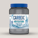 Imagine cu o cutie de Carb X (1.2kg, 42 de serviri) de la Applied Nutrition, un supliment cu carbohidrați cu eliberare treptată.