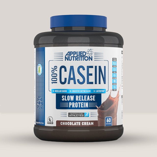 Imagine cu o cutie de Casein Protein 100% (1.8kg, 30 de serviri) de la Applied Nutrition, o proteină din cazeină cu eliberare lentă. Cu aromă de cremă de ciocolată.