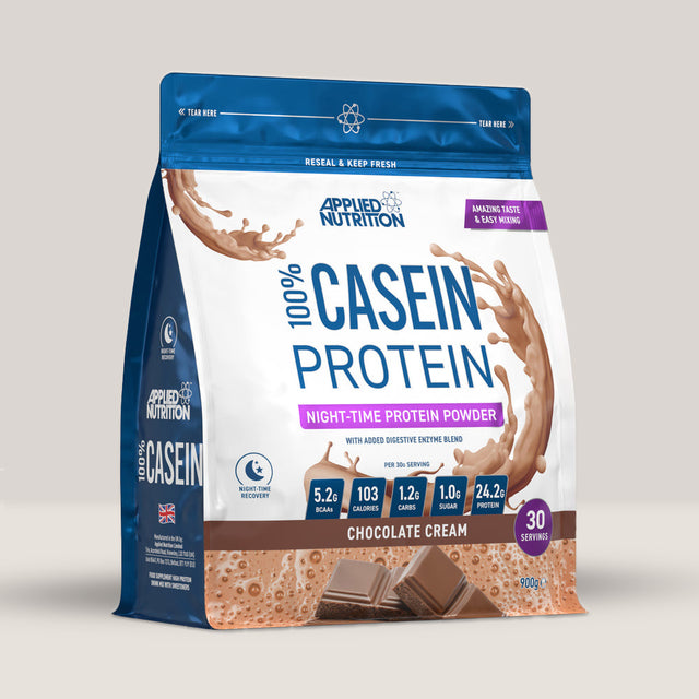 Imagine cu o cutie de Casein Protein 100% (900g, 30 de serviri) de la Applied Nutrition, o proteină din cazeină cu eliberare lentă. Cu aromă de  cremă de ciocolată