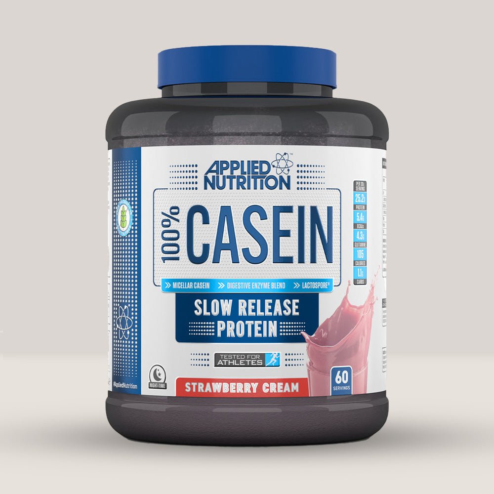 Imagine cu o cutie de Casein Protein 100% (1.8kg, 60 de serviri) de la Applied Nutrition, o proteină din cazeină cu eliberare lentă cu aromă de cremă de căpșuni.