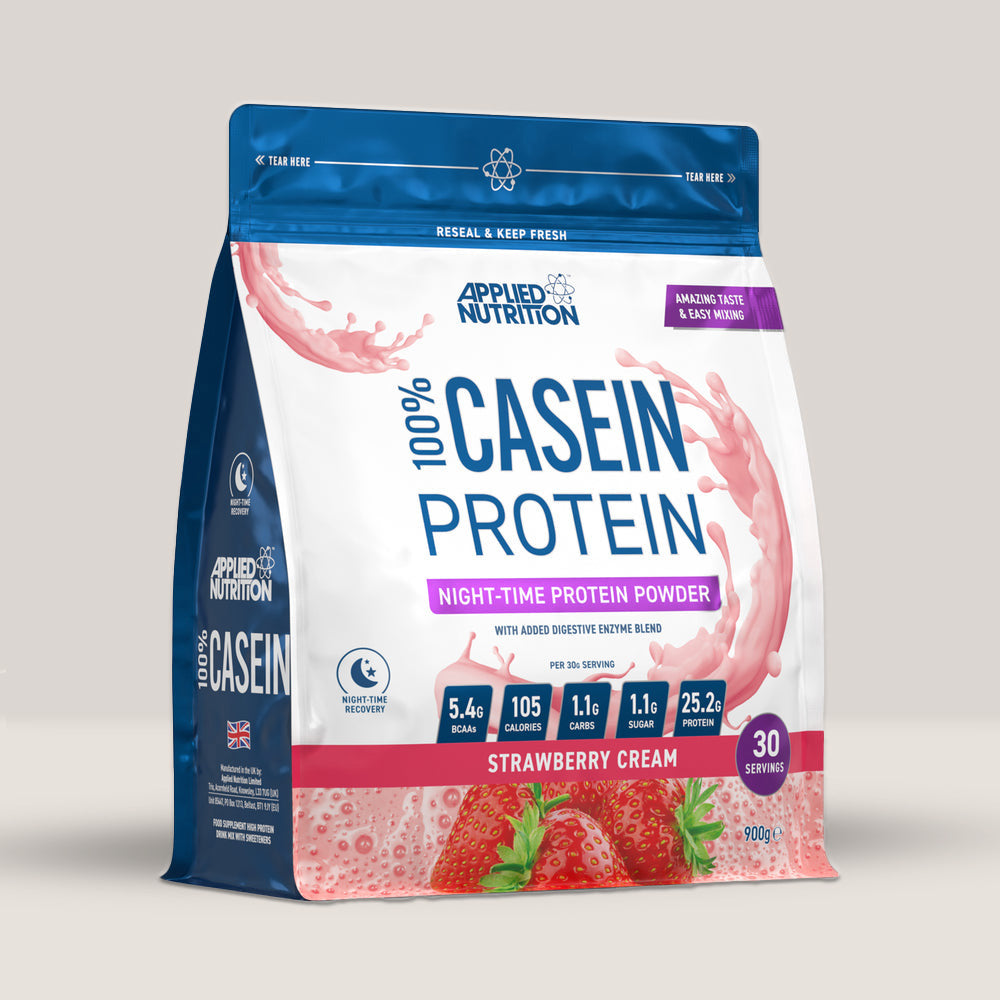 Imagine cu o cutie de Casein Protein 100% (900g, 30 de serviri) de la Applied Nutrition, o proteină din cazeină cu eliberare lentă cu aromă de cremă de căpșuni.