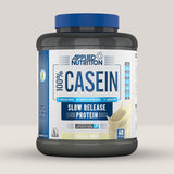 Imagine cu o cutie de Casein Protein 100% (1.8kg, 60 de serviri) de la Applied Nutrition, o proteină din cazeină cu eliberare lentă. Cu aromă de cremă de vanilie.