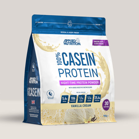 Imagine cu o cutie de Casein Protein 100% (900g, 30 de serviri) de la Applied Nutrition, o proteină din cazeină cu eliberare lentă. Cu aromă de cremă de vanilie.