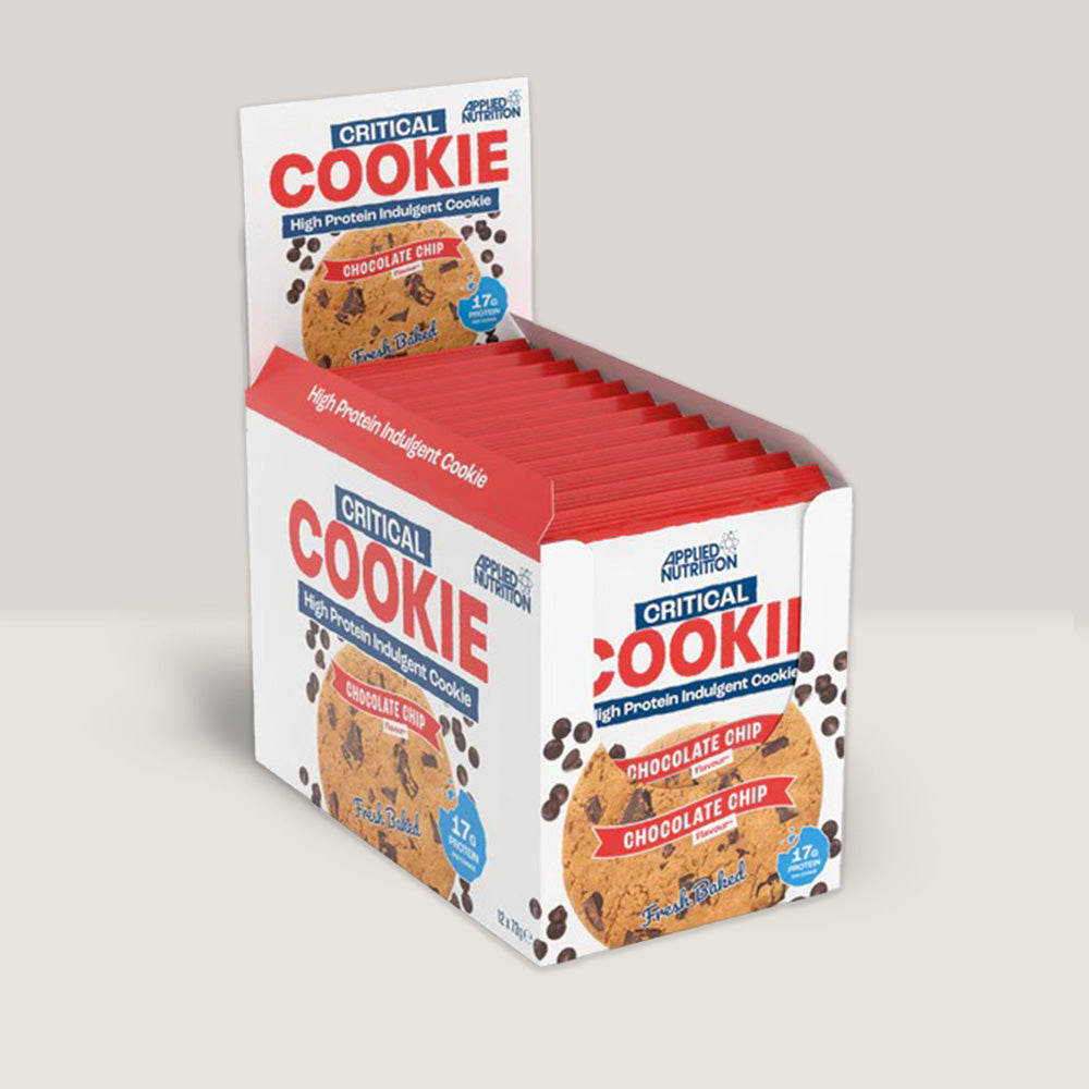 Imagine cu o cutie de 12 biscuiți proteici Critical Cookie 73g de la APPLIED NUTRITION. Gustare delicioasă și sănătoasă cu conținut ridicat de proteine cu aromă de chipsuri de ciocolată.