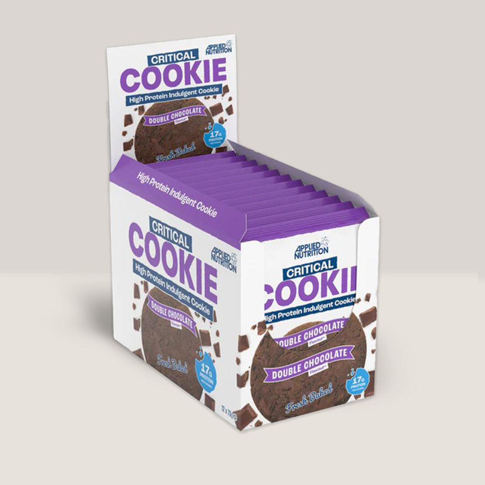 Imagine cu o cutie de 12 biscuiți proteici Critical Cookie 73g de la APPLIED NUTRITION. Gustare delicioasă și sănătoasă cu conținut ridicat de proteine cu aromă de double chocolate.