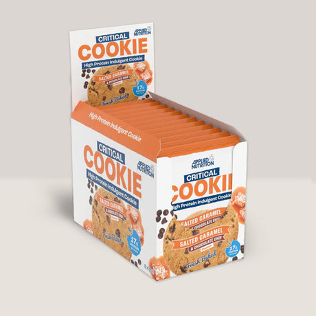 Imagine cu o cutie de 12 biscuiți proteici Critical Cookie 73g de la APPLIED NUTRITION. Gustare delicioasă și sănătoasă cu conținut ridicat de proteine cu aromă de caramel sărat.