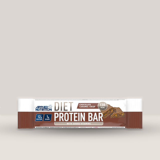 Imagine cu o bară proteică Diet Protein Bar 45g de la APPLIED NUTRITION, o gustare delicioasă și sănătoasă cu conținut ridicat de proteine și conținut scăzut de zahăr cu aromă de ciocolată si crispy caramel.