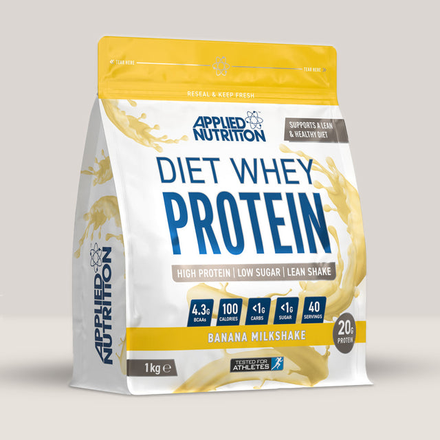 Imagine cu o cutie de Diet Whey Protein (1kg, 40 de serviri) de la Applied Nutrition, o proteină din zer de la vaci hrănite cu iarbă. Aromă de banana milkshake.