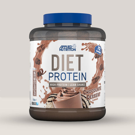 Imagine cu o cutie de Diet Whey Protein (1.8kg, 72 de serviri) de la Applied Nutrition, o proteină din zer de la vaci hrănite cu iarbă. Aromă de ciocolată și desert.