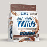 Imagine cu o cutie de Diet Whey Protein (1kg, 40 de serviri) de la Applied Nutrition, o proteină din zer de la vaci hrănite cu iarbă. Aromă de ciocolată și desert.