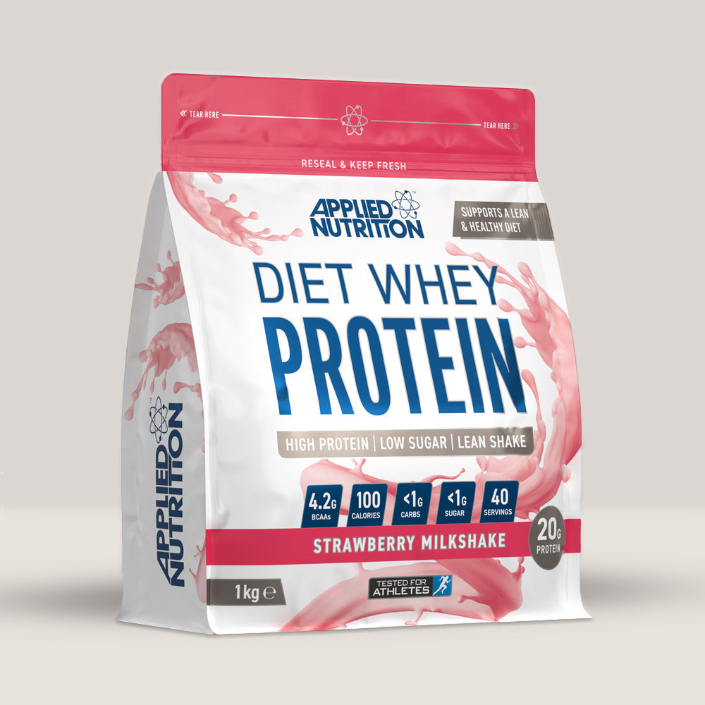 Imagine cu o cutie de Diet Whey Protein (1kg, 40 de serviri) de la Applied Nutrition, o proteină din zer de la vaci hrănite cu iarbă. Aromă de căpșuni și milkshake.