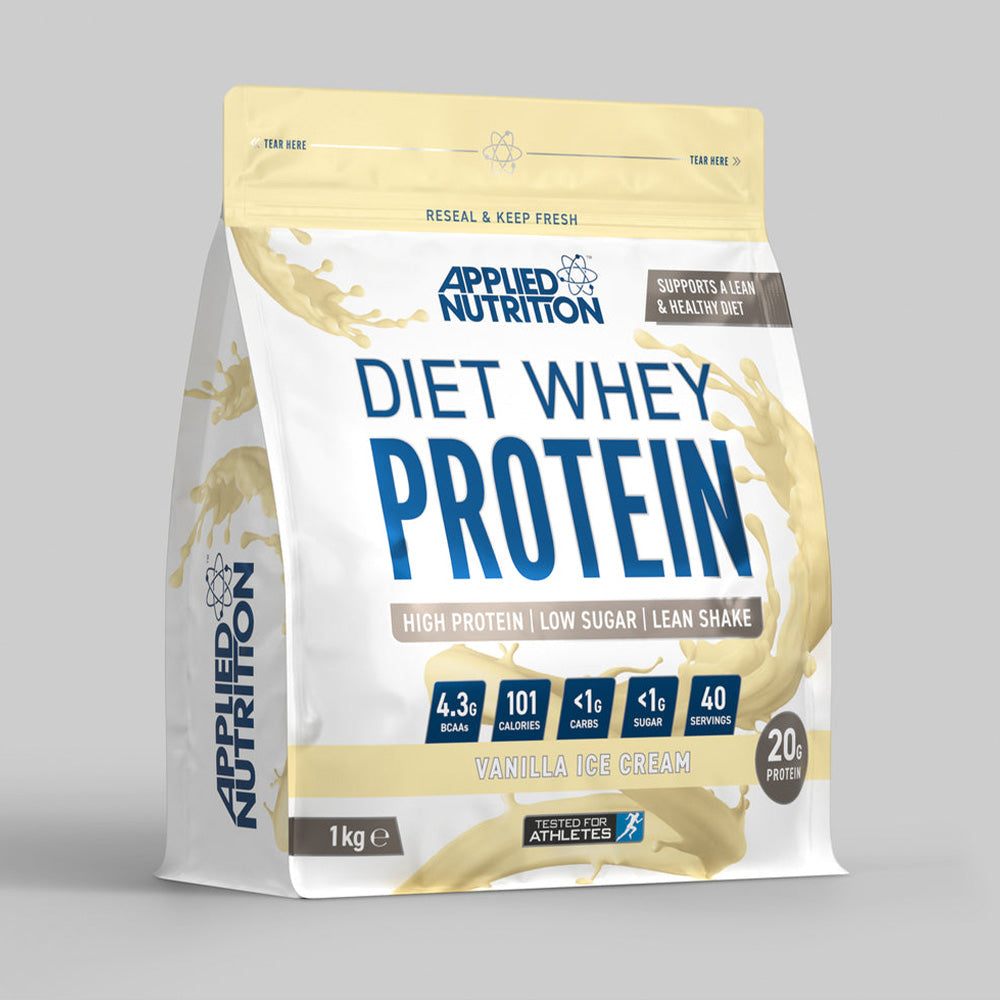 Imagine cu o cutie de Diet Whey Protein (1kg, 40 de serviri) de la Applied Nutrition, o proteină din zer de la vaci hrănite cu iarbă. Aromă de înghețată de vanilie.