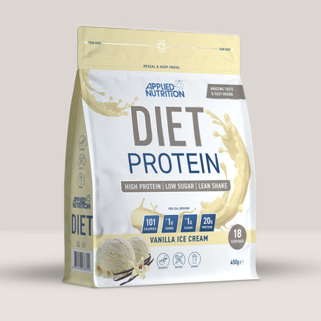 Imagine cu o cutie de Diet Whey Protein (450g, 18 serviri) de la Applied Nutrition, o proteină din zer de la vaci hrănite cu iarbă. Aromă de înghețată de vanilie.