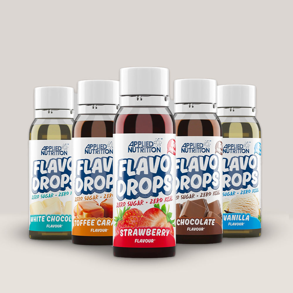 Imagine cu o sticlă de Flavo Drops 38ml de la APPLIED NUTRITION, picături cu aromă concentrată pentru a da gust alimentelor și băuturilor, fără zahăr sau calorii cu arome de căpșuni, ciocolată albă, caramel toffee, ciocolată sau vanilie.