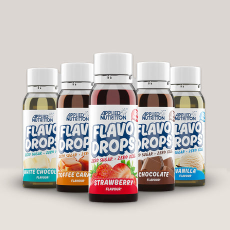 Imagine cu o sticlă de Flavo Drops 38ml de la APPLIED NUTRITION, picături cu aromă concentrată pentru a da gust alimentelor și băuturilor, fără zahăr sau calorii cu arome de căpșuni, ciocolată albă, caramel toffee, ciocolată sau vanilie.