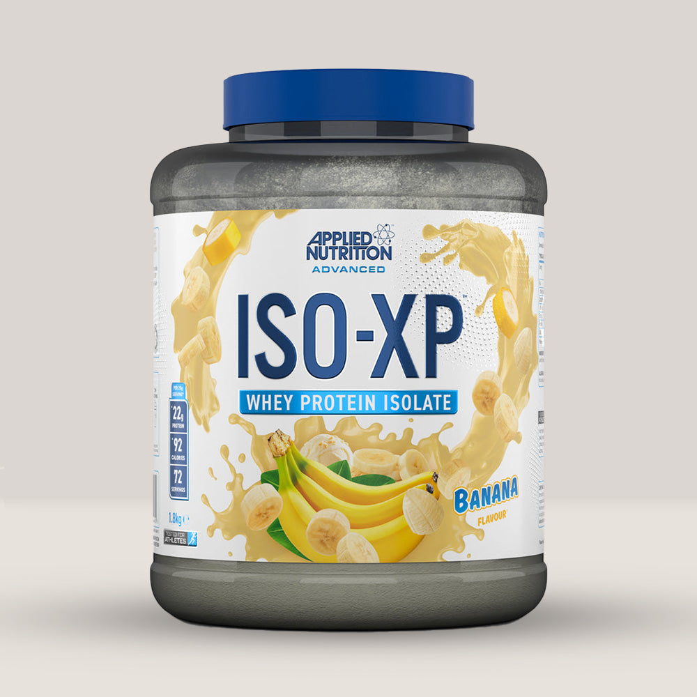 Imagine cu o cutie de ISO-XP Whey Protein Isolate (1.8kg, 72 de serviri) de la Applied Nutrition, un izolat proteic din zer de la vaci hrănite cu iarbă cu aroma de banane.