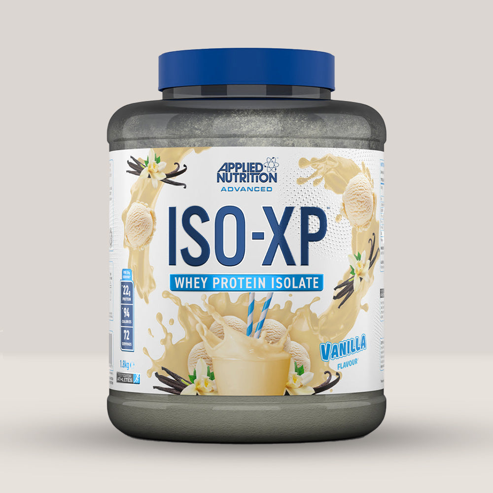 Imagine cu o cutie de ISO-XP Whey Protein Isolate (1.8kg, 72 de serviri) de la Applied Nutrition, un izolat proteic din zer de la vaci hrănite cu iarbă cu aroma de vanilie.