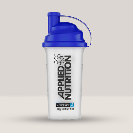 Imagine cu un shaker Applied Nutrition Shaker Classic 700 ml, un shaker practic și rezistent cu capac cu șurub și sită pentru amestecare.
