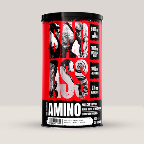 Imagine cu o cutie de BAD ASS AMINO (450g, 30 de serviri), un complex complet de aminoacizi esențiali (EAA) și BCAA.