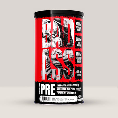 Imagine cu o cutie de PRE 438g (50 de serviri) de la BAD ASS, un supliment pre-workout puternic pentru energie și pompare musculară.