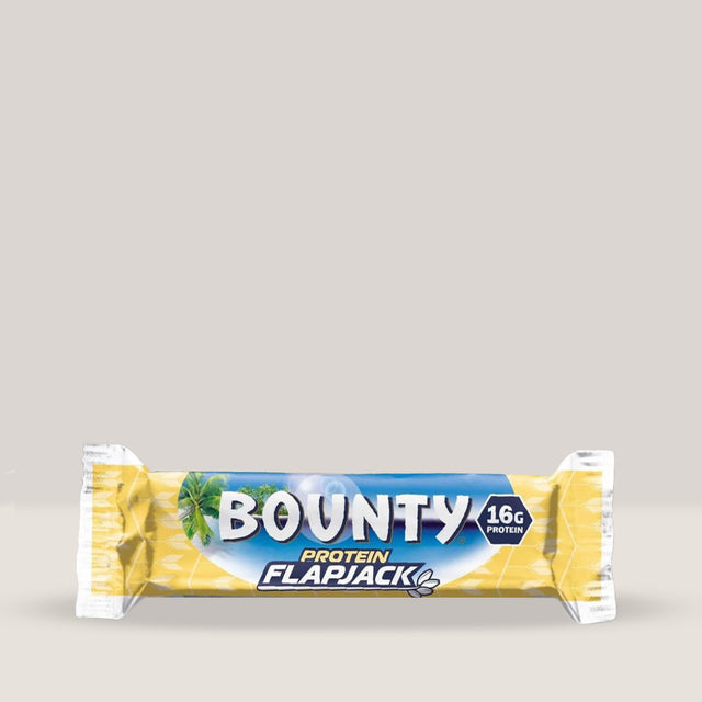 Baton proteic flapjack Bounty Hi-Protein cu aromă de nucă de cocos și înveliș de ciocolată.