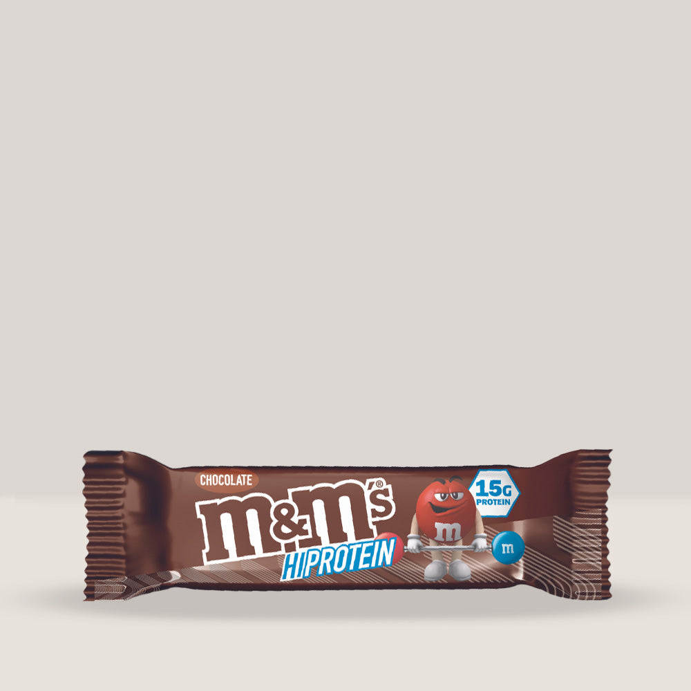 Baton proteic M&M's Hi-Protein Chocolate, o gustare cu 15g de proteine și mini M&M's reale.