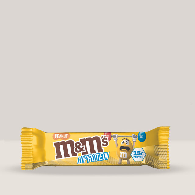 Baton proteic M&M's Hi-Protein Peanut, o gustare cu 15g de proteine și arahide.