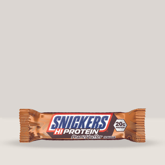 Baton proteic Snickers Hi-Protein cu aromă de unt de arahide, o gustare cu 20g de proteine.
