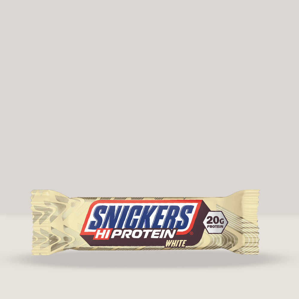 Baton proteic Snickers Hi-Protein cu înveliș de ciocolată albă și arahide.