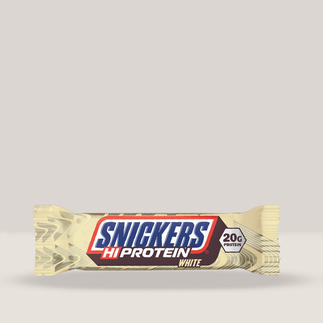 Baton proteic Snickers Hi-Protein cu înveliș de ciocolată albă și arahide.