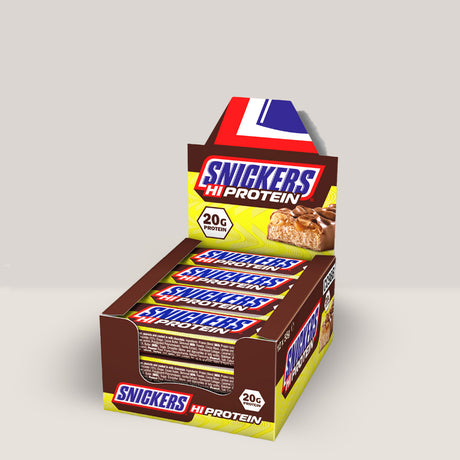 Cutie cu 12 batoane proteice Snickers Hi-Protein, cu aromă de ciocolată, caramel și arahide.