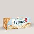 Imagine cu o cutie de biscuiți proteici Nutlove Cookies 128g de la FitKing Delicious, o gustare delicioasă și sănătoasă cu conținut ridicat de proteine cu aromă de caramel, arahide și cocos.