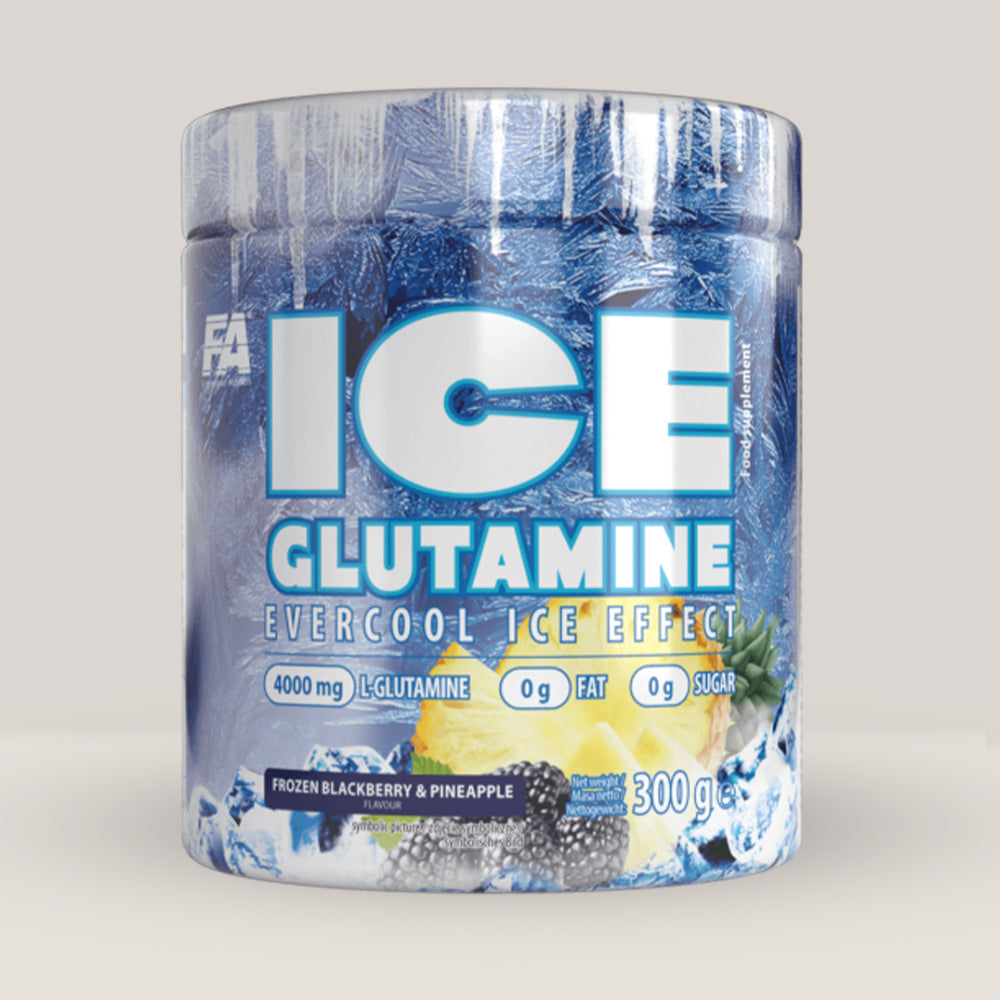 Imagine cu o cutie de FA ICE Glutamine (300g, 60 de serviri), L-glutamină cu aromă răcoritoare pentru recuperare musculară cu aromă de mure și ananas.