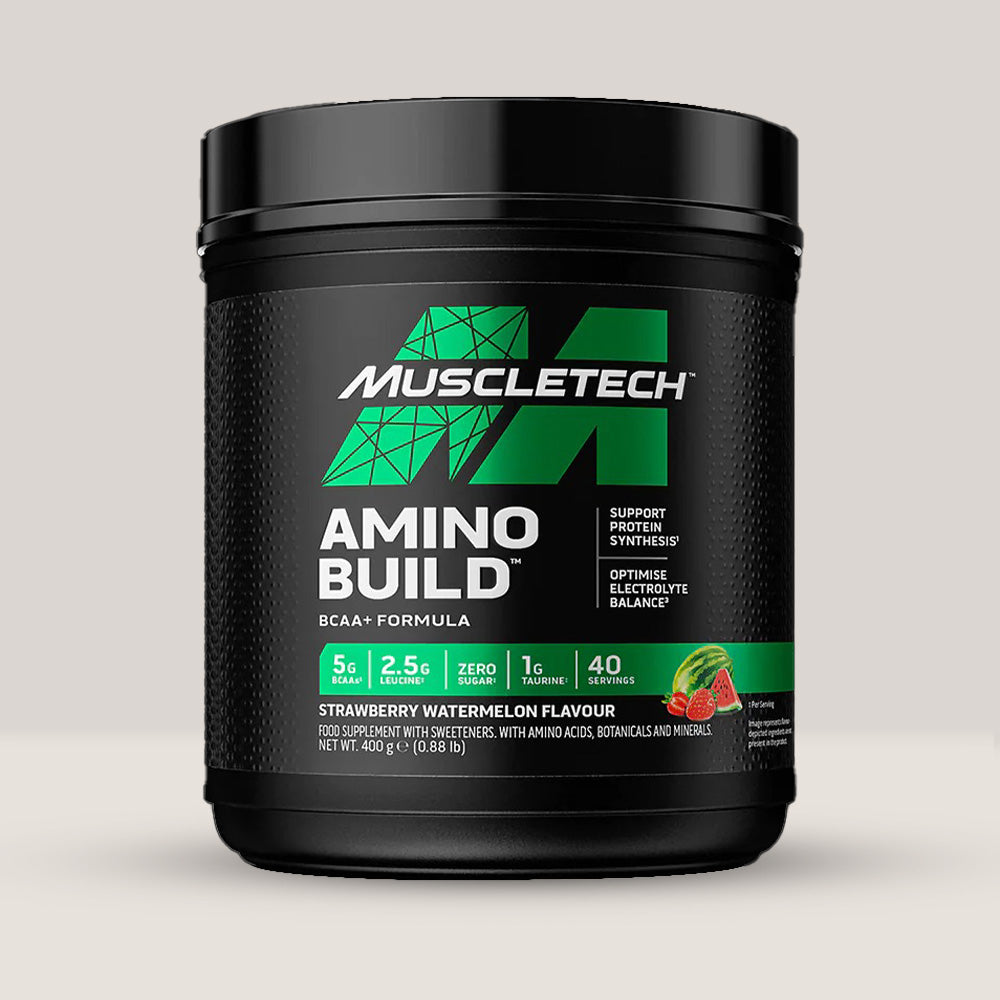 Imagine cu o cutie de Amino Build™ BCAA+ (40 de serviri) de la MuscleTech, o formulă avansată cu BCAA pentru creștere musculară cu aromă de căpșuni și pepene roșu.