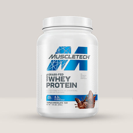 Imagine cu o cutie de Grass-Fed 100% Whey Protein (816g) de la MuscleTech, o proteină din zer de la vaci hrănite cu iarbă. Aromă de triple chocolate.