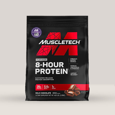 Imagine cu o cutie de Platinum 8-Hour Protein (2100g, 50 de serviri) de la MuscleTech, un amestec de proteine cu eliberare treptată cu aromă de ciocolată cu lapte.