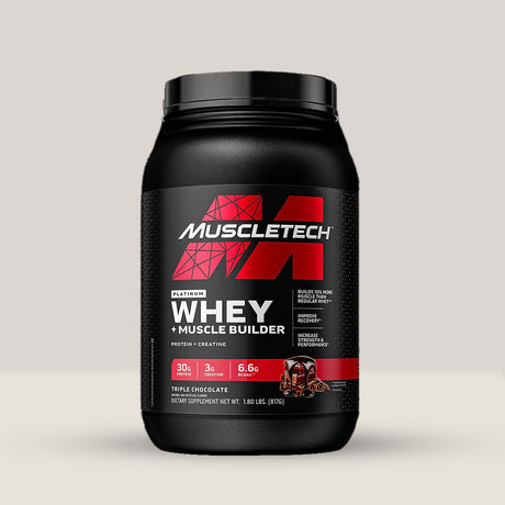 Imagine cu o cutie de Platinum Whey + Muscle Builder (817g) de la MuscleTech, o combinație de proteină din zer și creatină pentru creștere musculară cu aromă de ciocolată triplă.