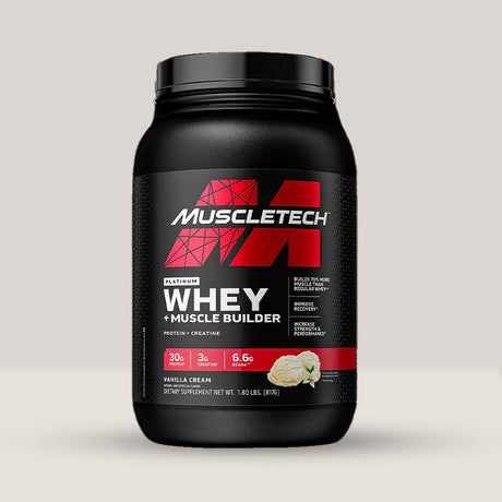 Imagine cu o cutie de Platinum Whey + Muscle Builder (817g) de la MuscleTech, o combinație de proteină din zer și creatină pentru creștere musculară cu aromă de cremă de vanilie.