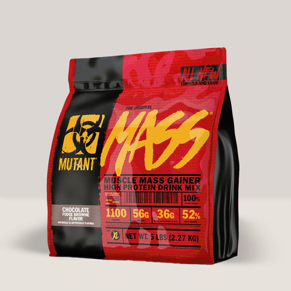 Sac de gainer pentru masă musculară Mutant Mass, un supliment cu proteine și carbohidrați pentru creștere în greutate.