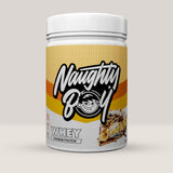 Imagine cu o cutie de Naughty Boy® Advanced Whey 900g (30 de serviri), o proteină din zer de calitate superioară pentru creștere musculară. Cu aromă de banane și plăcintă.