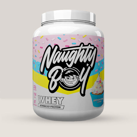 Imagine cu o cutie de Naughty Boy® Advanced Whey 2100g (70 de serviri), o proteină din zer de calitate superioară pentru creștere musculară. Aromă de tort dulce cu diverse nuanțe dulci!