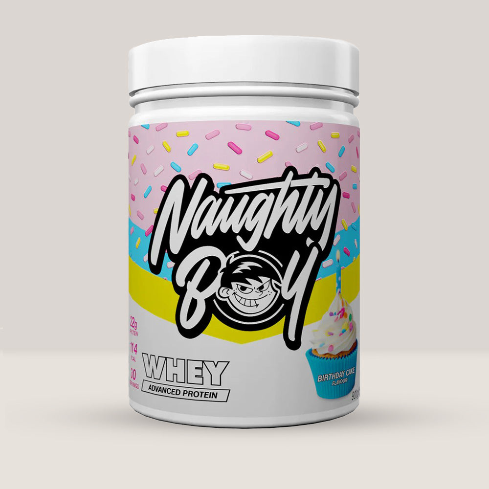 Imagine cu o cutie de Naughty Boy® Advanced Whey 900g (30 de serviri), o proteină din zer de calitate superioară pentru creștere musculară. Aromă de tort dulce cu diverse nuanțe dulci!