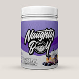 Imagine cu o cutie de Naughty Boy® Advanced Whey 900g (30 de serviri), o proteină din zer de calitate superioară pentru creștere musculară. Aromă de afine și papanași.