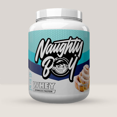 Imagine cu o cutie de Naughty Boy® Advanced Whey 2100g (70 de serviri), o proteină din zer de calitate superioară pentru creștere musculară. Cu aromă de brioșe cu scorțisoară aka cinnamon buns.