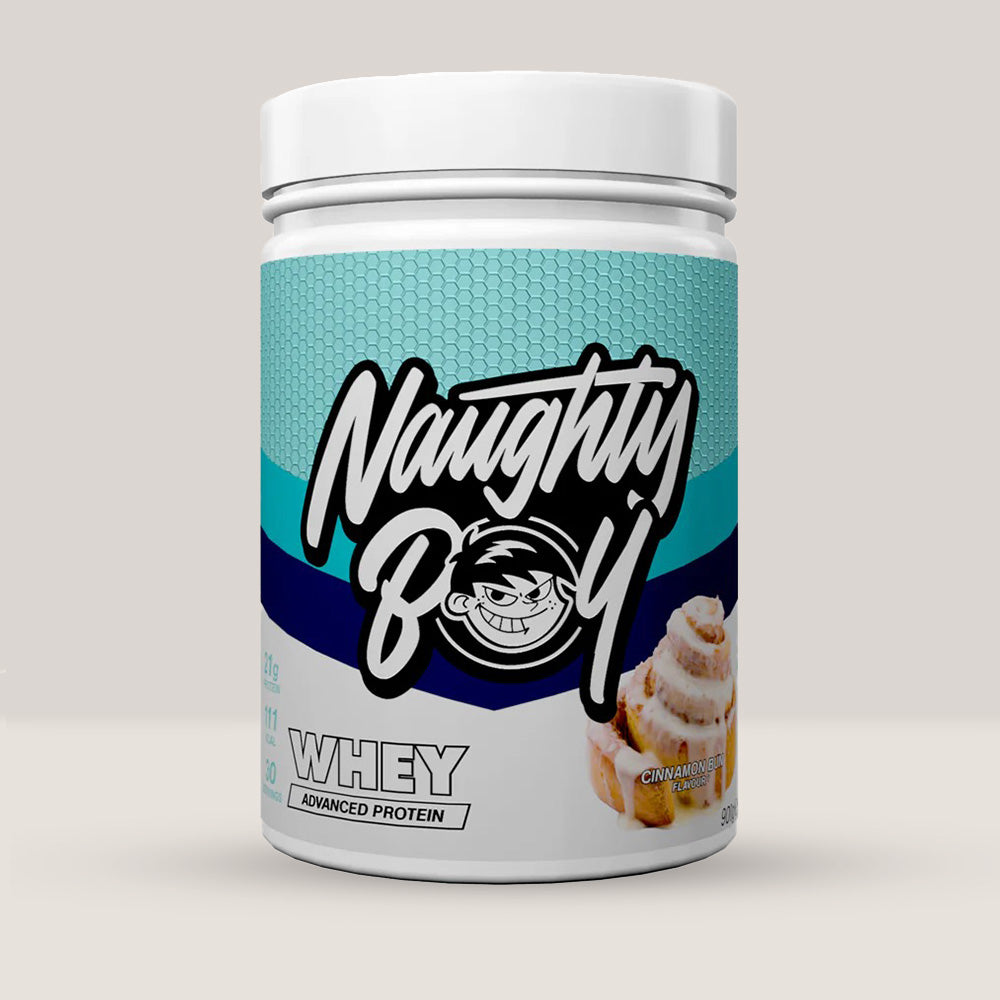 Imagine cu o cutie de Naughty Boy® Advanced Whey 900g (30 de serviri), o proteină din zer de calitate superioară pentru creștere musculară. Cu aromă de brioșe cu scorțisoară aka cinnamon buns.