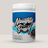 Imagine cu o cutie de Naughty Boy® Advanced Whey 900g (30 de serviri), o proteină din zer de calitate superioară pentru creștere musculară. Cu aromă de cookies & cream.