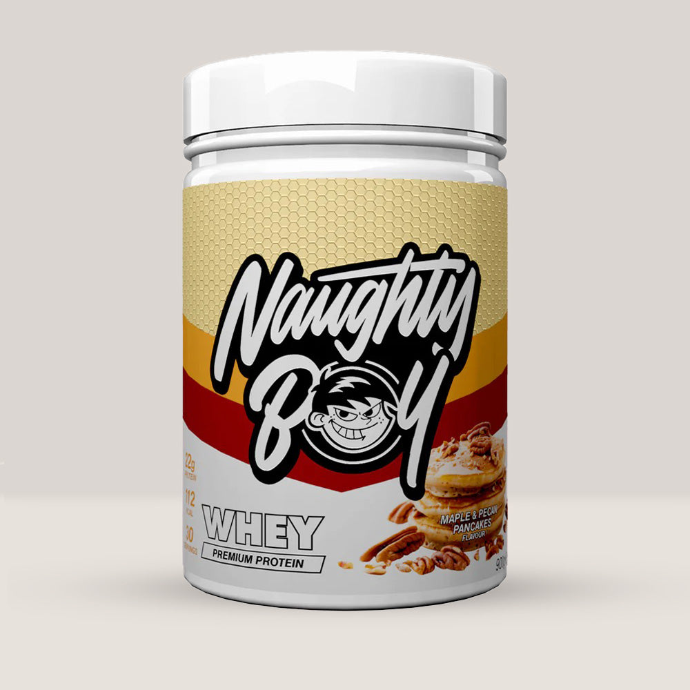 Imagine cu o cutie de Naughty Boy® Advanced Whey 900g (30 de serviri), o proteină din zer de calitate superioară pentru creștere musculară. Cu aromă de sirop de arțar, semințe de pecan și clătite!