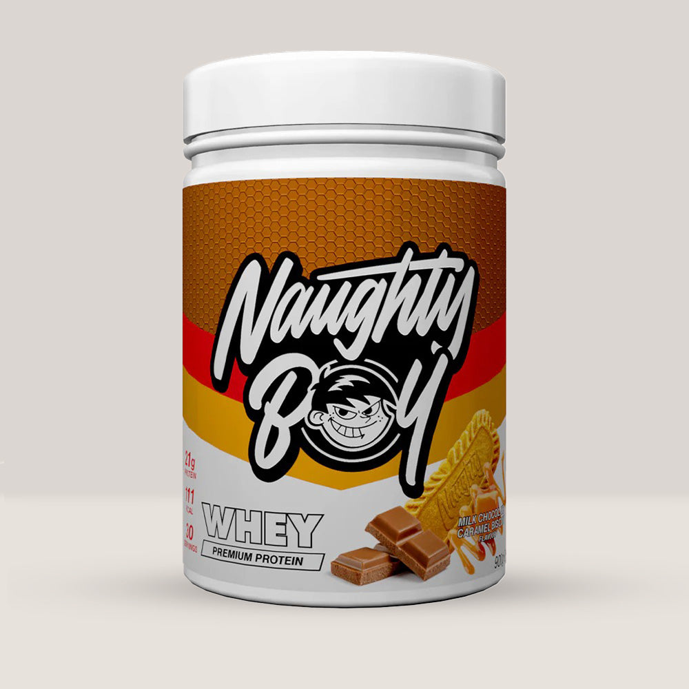 Imagine cu o cutie de Naughty Boy® Advanced Whey 900g (30 de serviri), o proteină din zer de calitate superioară pentru creștere musculară. Cu aromă de ciocolată cu lapte și biscuiți cu caramel.