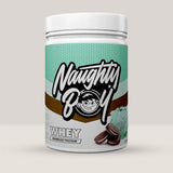 Imagine cu o cutie de Naughty Boy® Advanced Whey 900g (30 de serviri), o proteină din zer de calitate superioară pentru creștere musculară. Cu aromă de biscuiți și prăjitură cu mentă.