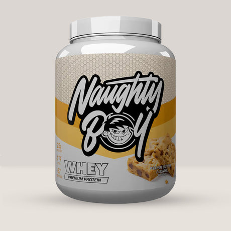Imagine cu o cutie de Naughty Boy® Advanced Whey 2100g (70 de serviri), o proteină din zer de calitate superioară pentru creștere musculară. Aromă de peanut butter ușor vanilat.